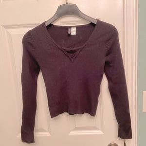 Laced V-neck fitted long sleeve